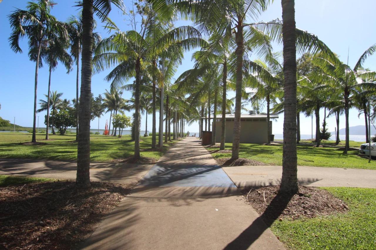 Luxury Pool Side Apartment In Beachfront Resort Cairns Exterior foto