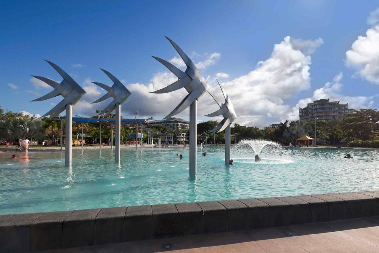 Luxury Pool Side Apartment In Beachfront Resort Cairns Exterior foto